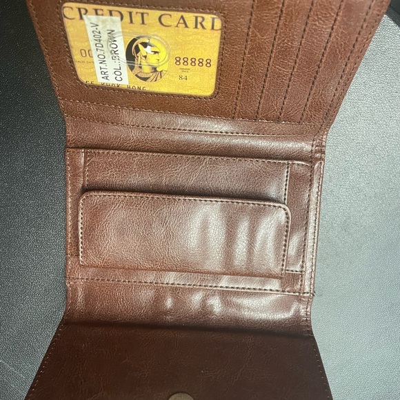 Classic Brown Leather Wallet - Picture 3 of 4